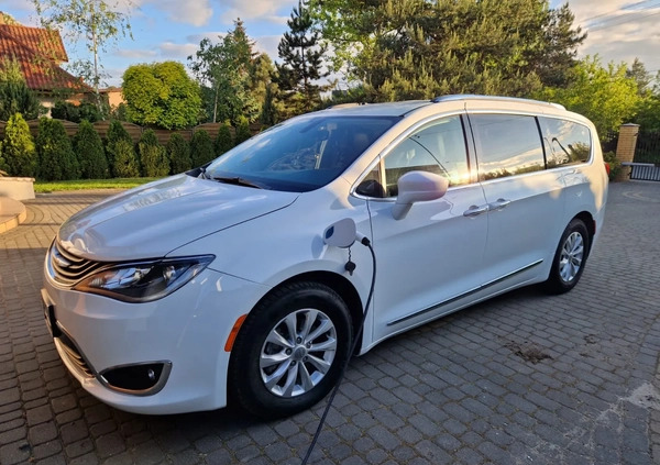 Chrysler Pacifica cena 114900 przebieg: 146000, rok produkcji 2018 z Otwock małe 704